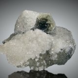 Fluorapatito, calcita
11 x 10cm, cristal 3cm
(Autor: Raul Vancouver)