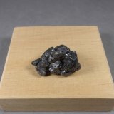 Stephanita
2,7 x 1,8 x 1,7 cm.  16,82 g.
(Autor: J. G. Alcolea)