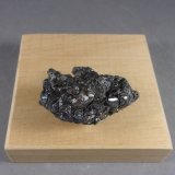 Argyrodita con Estefanita.
3,9 x 2,2 x 2,3 cm. 39,99 g.
(Autor: J. G. Alcolea)