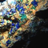 Azurita, Malaquita, Tirolita y Dolomita
40x25 mm.
(Autor: Jesus Franquesa Baucells)