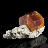 Bastnäsita-(Ce)
4.5 x 3 x 3 cm / Cristal principal: 2.5 cm
(Autor: Museo MIM)