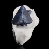 Benitoíta en Natrolita
Mina California State Gem (Benitoite Gem Mine), zona cabecera Río San Benito, Pico Santa Rita, Distrito New Idria, Condado San Benito, California, USA
5 x 3 x 4.5 cm / Cristal principal: 2.3 cm
(Autor: Museo MIM)