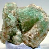 Berilo (variedad esmeralda) con Moscovita
Tamaño de la pieza: 2.9 × 2.5 cm. El cristal más grande mide: 2.4 x 2 cm.
(Autor: Jordi Fabre)