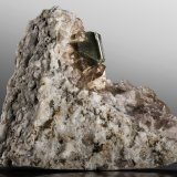 Bertrandita [Bertrandite] con inclusiones de Clorita [Chlorite] y con Cuarzo [Quartz] (variedad cuarzo ahumado)
8 x 3 x 6 cm / cristal principal: 1.7 cm
(Autor: Museo MIM)