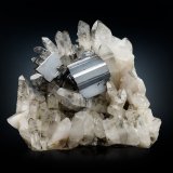 Bournonita
14 x 10 x 10 cm / cristal principal: 4.3 cm
(Autor: Museo MIM)