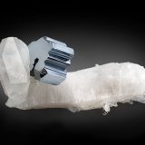 Bournonita
3 x 4.5 x 8.5 cm / cristal principal: 2.9 cm
(Autor: Museo MIM)