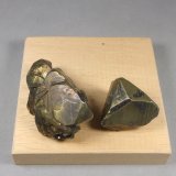 Calcopirita
(A) 3,2 x 2,7 x 2,4 cm. 32,66 g. (B) 5 x 3,2 x 2,6 cm. 58,10 g.
(Autor: J. G. Alcolea)