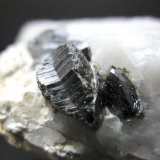 Casiterita sobre cuarzo
Cristales de 1,3 x 0,8 y 0,5 x 0,35 cm
(Autor: Juan C. Agua)