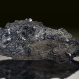 Chalcocita (Calcosina)
18cm x 7.5cm, cristales hasta 1cm
(Autor: Raul Vancouver)