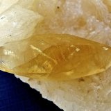 Heulandita y calcita
Cristal de calcita amarilla de 4 x 1,5 cm
(Autor: María Jesús M.)