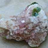 Lepidolita, elbaita, albita
5,5 x 4 x 3 cm
(Autor: María Jesús M.)