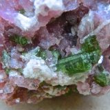 Lepidolita, elbaita, albita
Ancho de imagen 1,5 cm
(Autor: María Jesús M.)