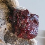 Cinabrio, Cuarzo
Tamaño de la pieza 4,5 x 3 x 2,1 cm., cristal de 1,5 x 1,2 x 1 cm.
(Autor: Nacho)