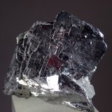 Arsenopirita y Cuarzo
Medida: 4,0 x 3,8 x 2,2 cms
(Autor: Joan Martinez Bruguera)