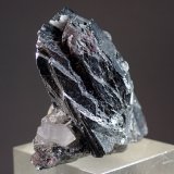 Arsenopirita y Cuarzo
Medida: 4,0 x 3,8 x 2,2 cms
(Autor: Joan Martinez Bruguera)