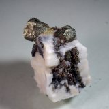 Pirita y Calcita
Medida: 4,3 x 3,0 x 2,6 cms
(Autor: Joan Martinez Bruguera)