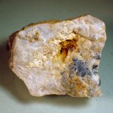 Estibiconita, Stibnita (Estibina) y Cuarzo
Medida: 5,8 x 4,5 x 2,1 cms
(Autor: Joan Martinez Bruguera)