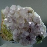 Cuarzo (variedad amatista) y Fluorita
Medida: 7,7 x 6,1 x 4,8 cms
(Autor: Joan Martinez Bruguera)