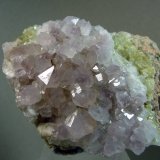Cuarzo (variedad amatista) y Fluorita
Medida: 7,7 x 6,1 x 4,8 cms
(Autor: Joan Martinez Bruguera)