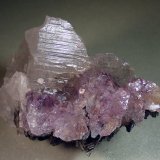 Cuarzo (variedad amatista), Biotita y Calcita
Medida: 8,4 x 6,2 x 5,2 cms
(Autor: Joan Martinez Bruguera)