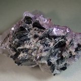 Cuarzo (variedad amatista), Biotita y Calcita
Medida: 8,4 x 6,2 x 5,2 cms
(Autor: Joan Martinez Bruguera)
