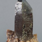 Cuarzo (variedad ahumado) y Feldespato
66 x 32 x 22 mm
(Autor: Joan Martinez Bruguera)
