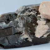 Cuarzo (variedad ahumado), Microclina
80 x 42 x 38 mm.
(Autor: José Luis Zamora)