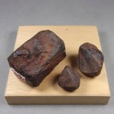 Davidita-(La)
(A)  4,6 x 3,6 x 3,2 cm.,  121 g.     (B)  3 x 2,3 x 1,8 cm.,  23,72 g.     (C)  2,1 x 1,9 x 1,5 cm.,  11,33 g.
(Autor: J. G. Alcolea)