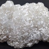 Datolita (variedad bakerita) y Calcita.
6.2 cm x 5.8 cm x 3 cm
(Autor: L. Alejandro F.G.)