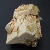 ortoclasa con cuarzo y mica
60 x 55 x 45 mm
(Autor: Ambrosio Pardo)