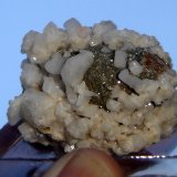 Albita, Oligoclasa, Pseudoleucita y Analcima
4,7 x 4,6 x 4 cm
(Autor: Anisio Claudio)
