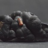 Vanadinita y óxidos de manganeso
7,5 x 3,5 x 3 cm
(Autor: Antonio Alcaide)