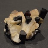 Elbaíta y Albita (variedad cleavelandita)
6 x 5 x 4 cm
(Autor: Antonio Alcaide)