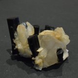 Elbaita y Albita (variedad cleavelandita)
6 x 5 x 4 cm
(Autor: Antonio Alcaide)