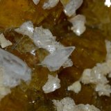 Calcita, Fluorita
1 cm. el cristal central
(Autor: DPC)