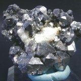 Skutterudita
Pieza: 4.5 x 3.5 cm. Cristal mayor: 1 cm.
(Autor: Juan Cabezas)