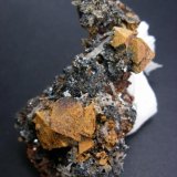 pseudomorfosis de Hematites (variedad martita) en Magnetita) con limonita
7 cm. Cristal mayor: 1.5 cm.
(Autor: Juan Cabezas)