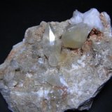 Calcita.
10 x 8 x 5 cm. Cristal principal 2,5 x 1,5 cm.
(Autor: Carles Rubio)