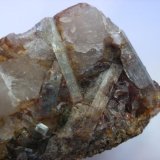 Berilo (variedad aguamarina)
9 x 7 cm. Cristal mayor: 4 cm.
(Autor: Juan Cabezas)