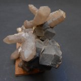 Serie Andradita-Grossularia y Cuarzo
9 x 7 x 5 cm
(Autor: Antonio Alcaide)