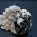 Diópsido (variedad Diópsido de Cromo) y Albita
7,5 x 5 x 4 cm
(Autor: Antonio Alcaide)