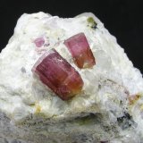 Elbaita (variedad rubelita)
Cristales de 0.9 y 0.6 cm
(Autor: Diego Navarro)