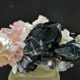 Elbaita, Cuarzo (variedad ahumado), Mica (Grupo)
7 x 6 cm
(Autor: Diego Navarro)
