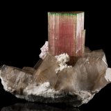 Elbaíta con Cuarzo (variedad ahumado) y 'lepidolita'
19 x 14 x 14.5 cm / Cristal principal: 9.2 cm
(Autor: Museo MIM)