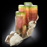 Elbaíta con Ortoclasa, lepidolita, Albita y Cuarzo (variedad ahumado)
14.5 x 12 x 16 cm / cristal principal: 9.2 cm
(Autor: Museo MIM)