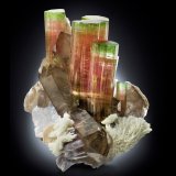 Elbaíta con Ortoclasa, lepidolita, Albita y Cuarzo (variedad ahumado)
14.5 x 12 x 16 cm / cristal principal: 9.2 cm
(Autor: Museo MIM)