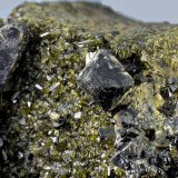 Espinela sobre diópsido
El cristal de espinela del centro mide 7 mm.
(Autor: Antonio Carmona)