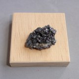 Estefanita
3,2 x 2 x 1,6 cm.
(Autor: J. G. Alcolea)