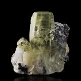 Ettringita con inclusiones de Hausmannita
4.5 x 3.5 x 4.5 cm / Cristal principal: 4.4 cm
(Autor: Museo MIM)