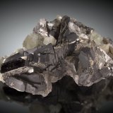 Ferberita, Fluorapatito
20 x 13cm. Cristales de ferberita de hasta 5.5cm de arista.
(Autor: Raul Vancouver)